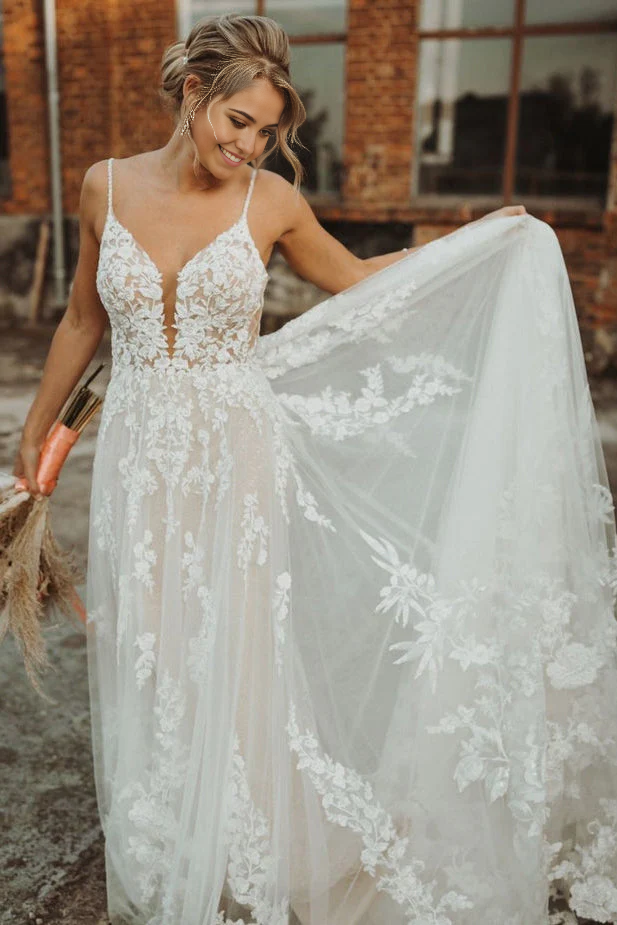 Vestidos de novia elegantes de encaje de tul con escote en V y línea A